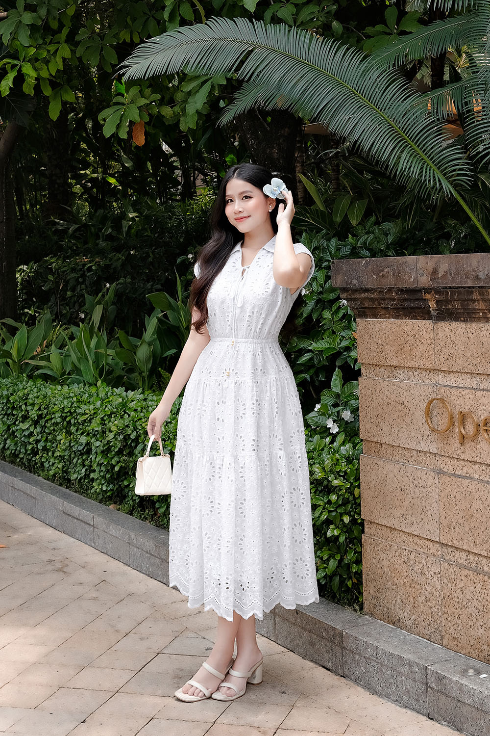 Đầm trắng dáng dài xô thêu hoa