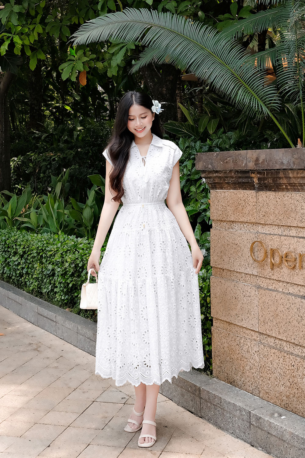 Đầm trắng dáng dài xô thêu hoa