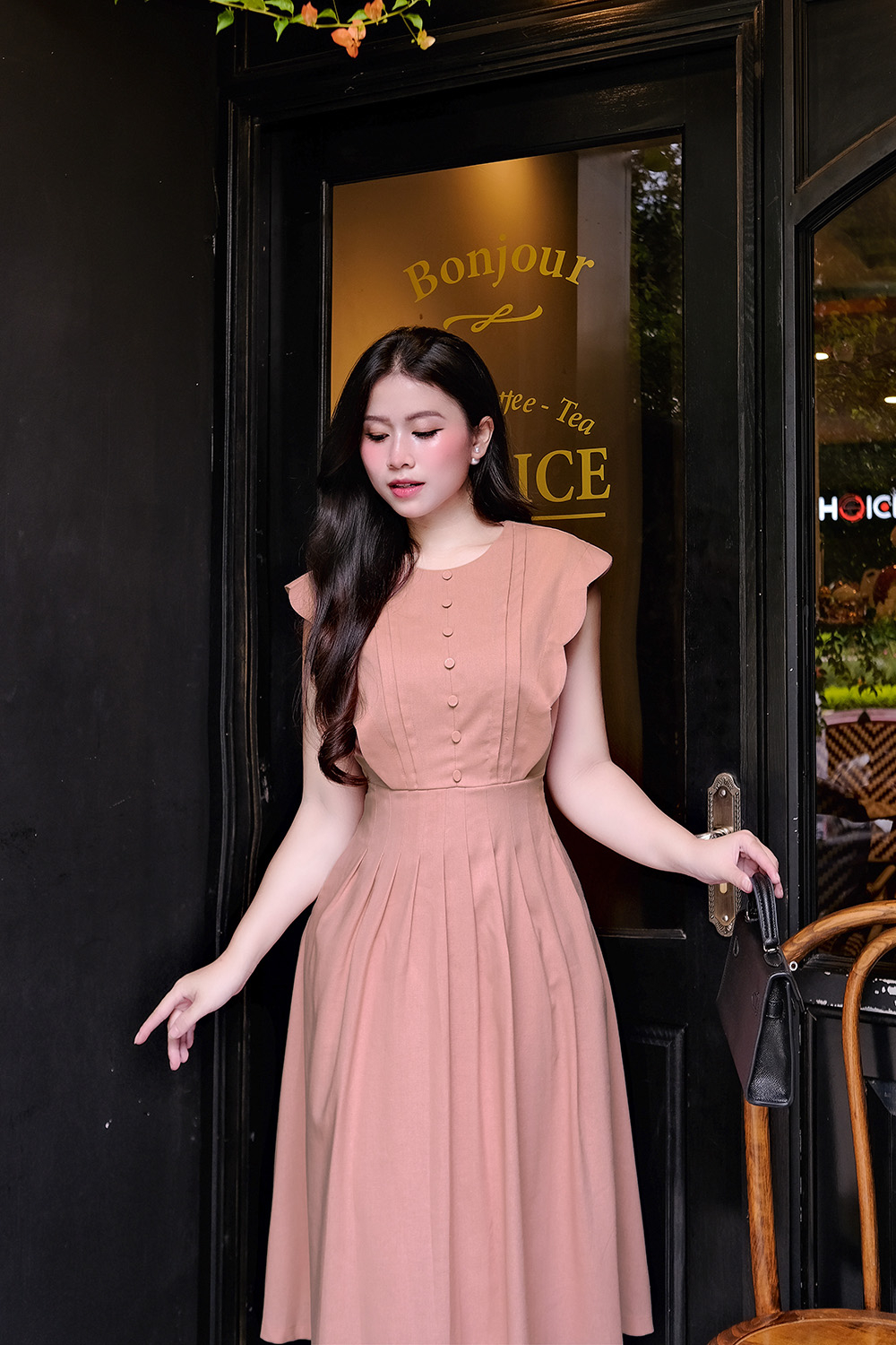 Đầm xòe hồng tay hến phối nút