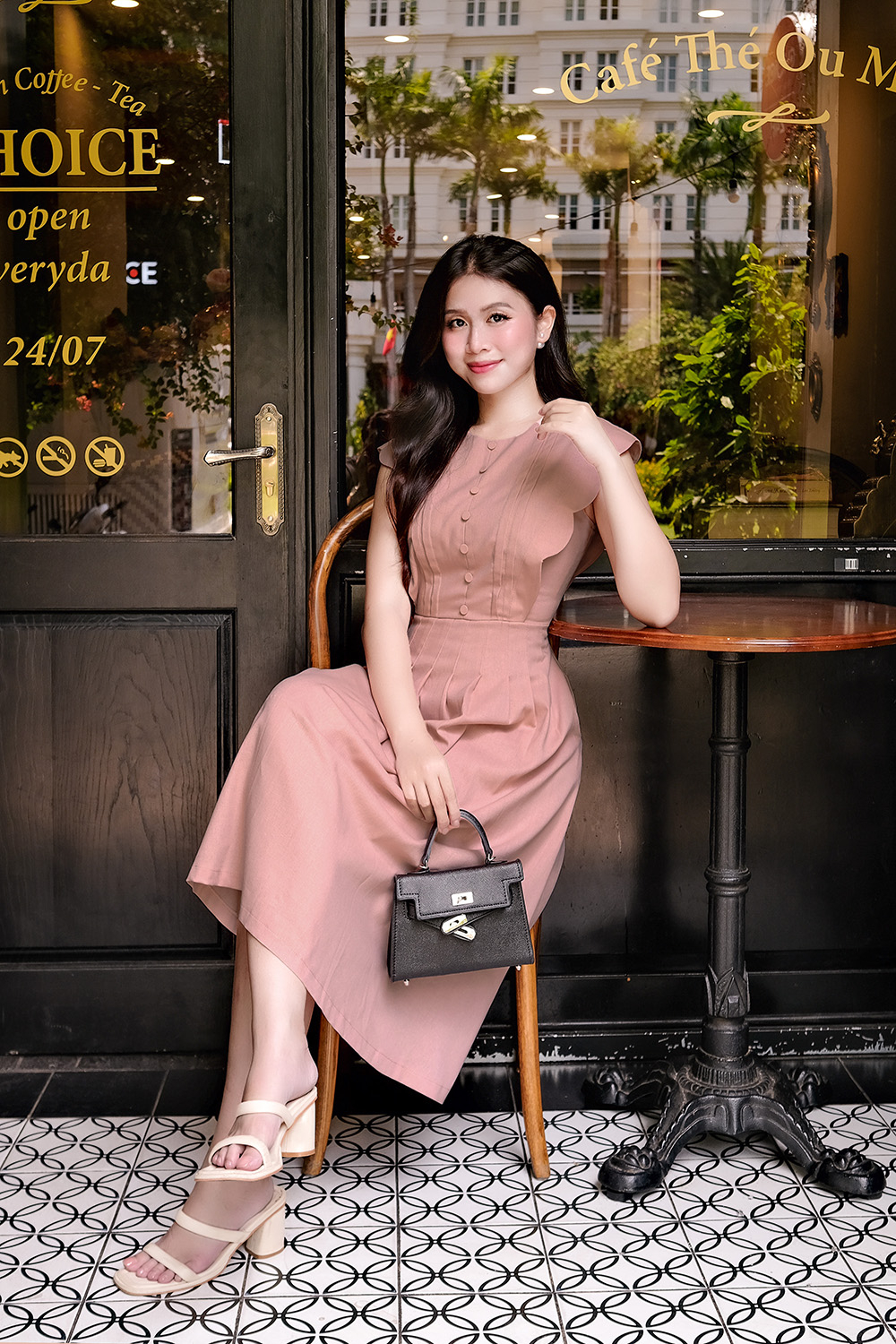 Đầm xòe hồng tay hến phối nút