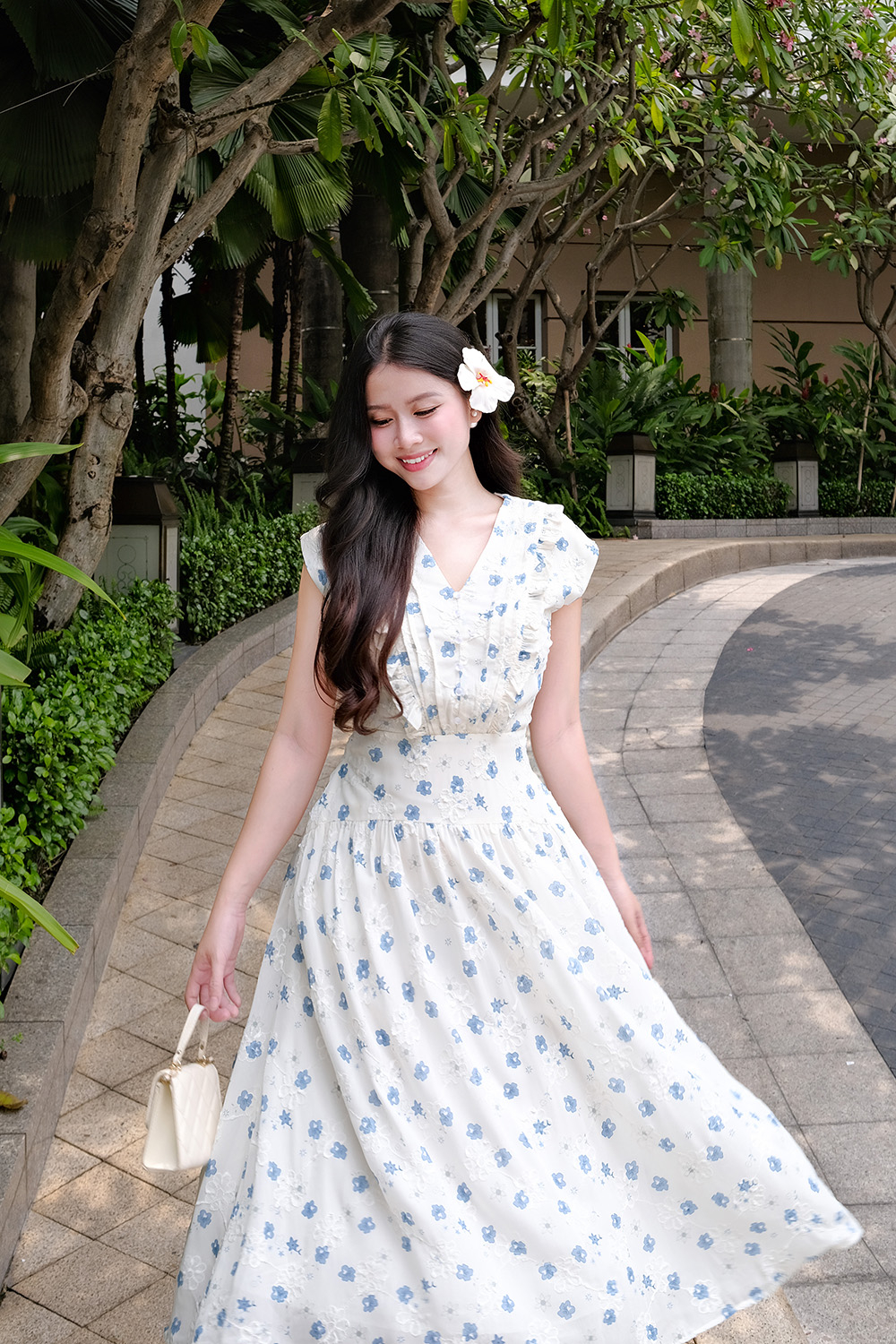 Đầm xòe hoa xanh sát nách cổ V