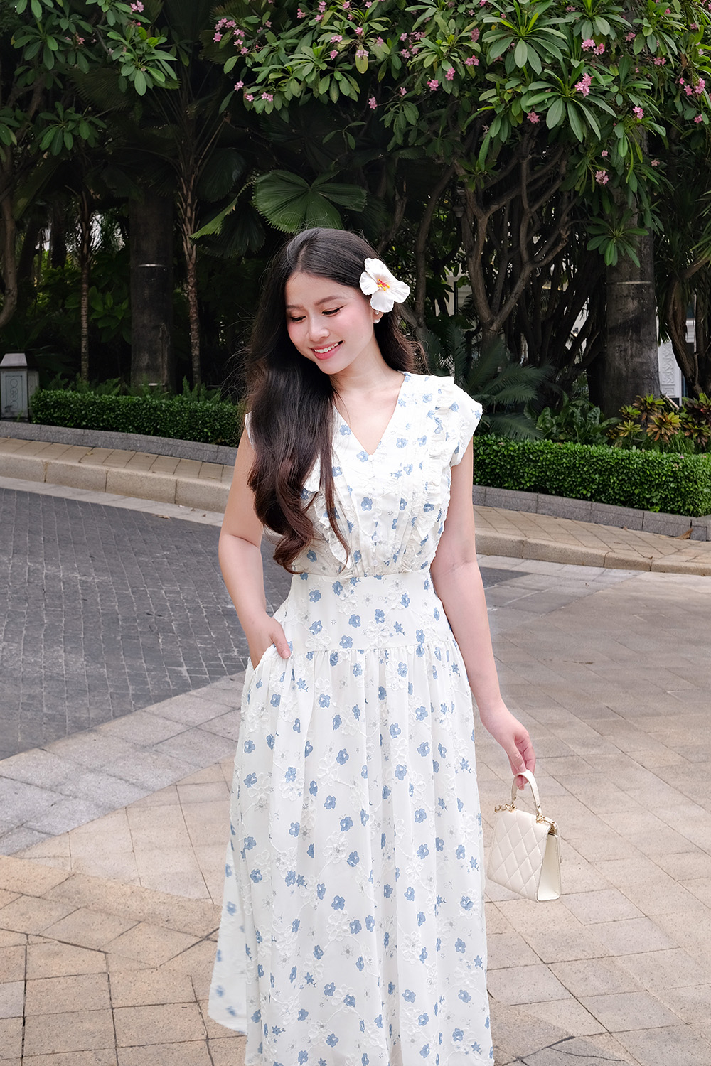 Đầm xòe hoa xanh sát nách cổ V