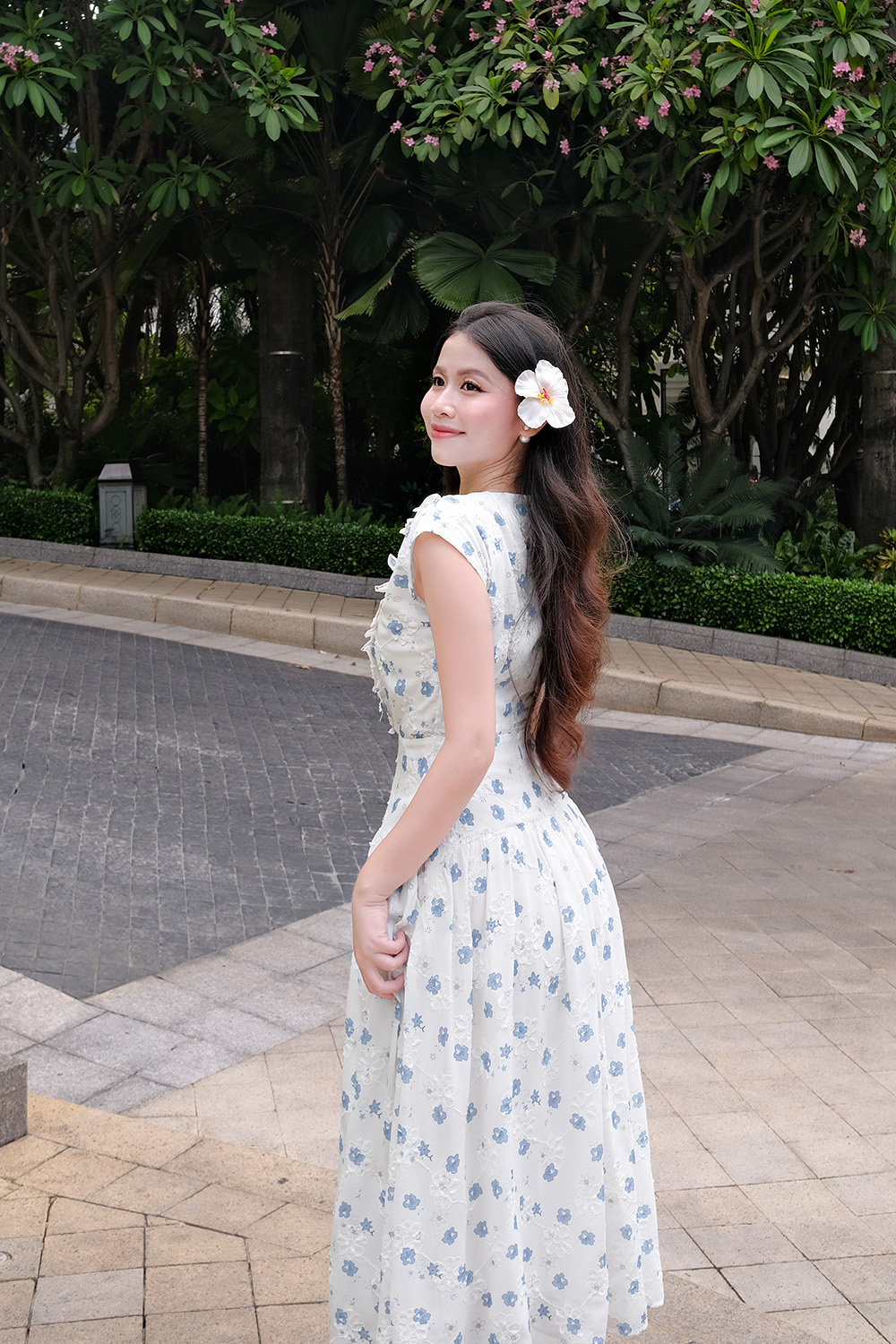 Đầm xòe hoa xanh sát nách cổ V