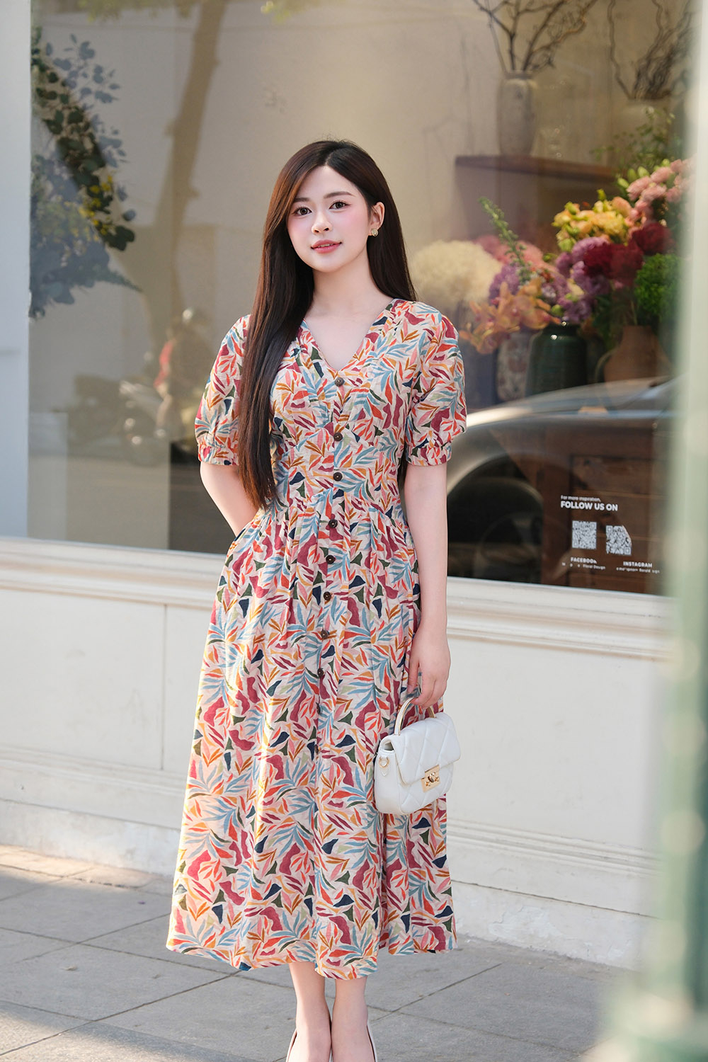 Đầm họa tiết dáng xòe dài cổ V