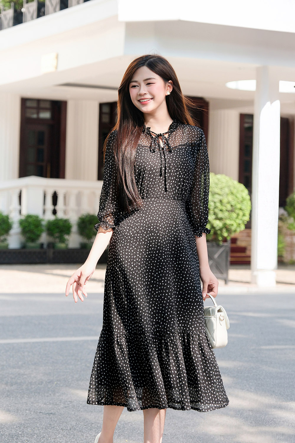 Đầm đen chấm bi dáng xòe đuôi cá