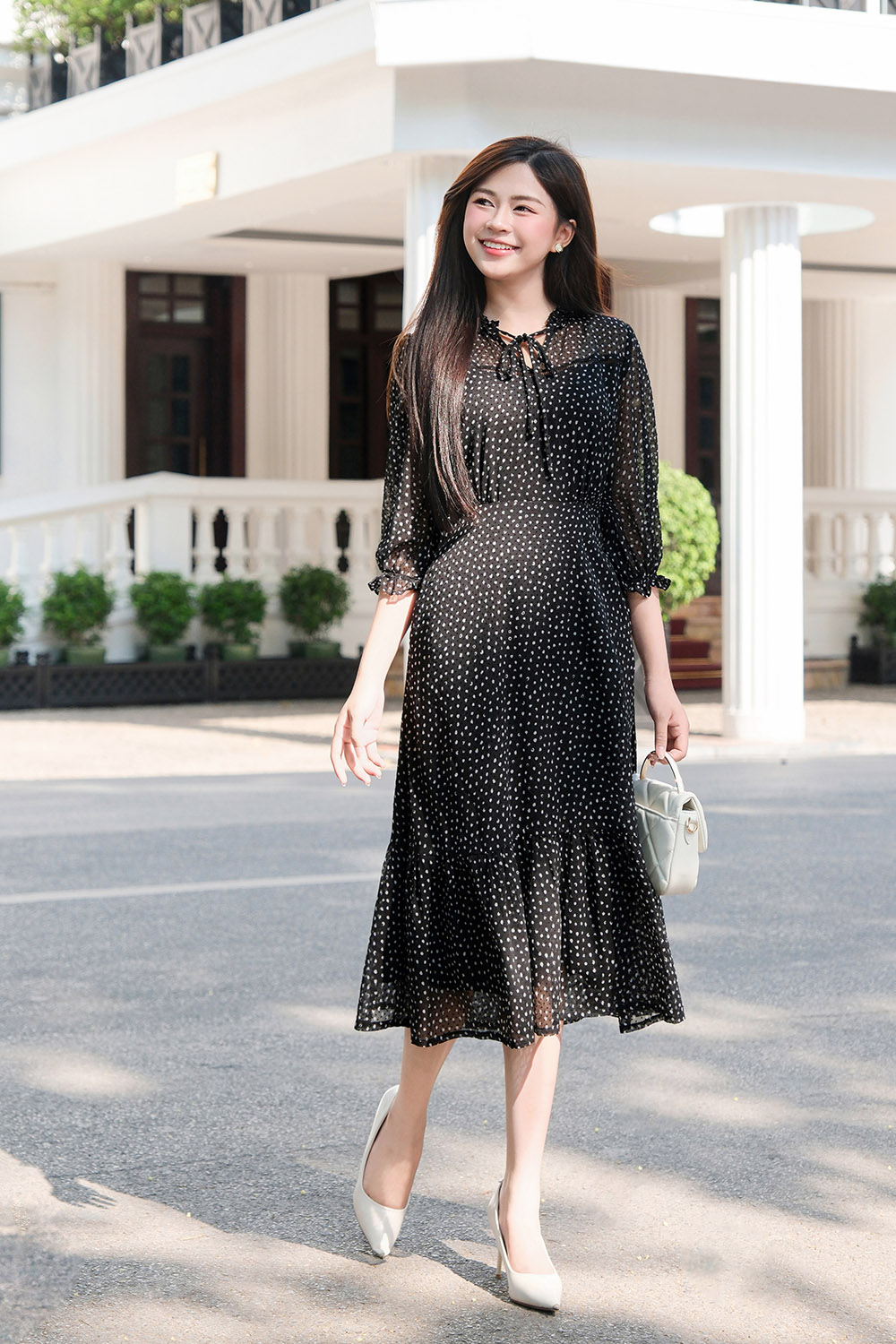 Đầm đen chấm bi dáng xòe đuôi cá