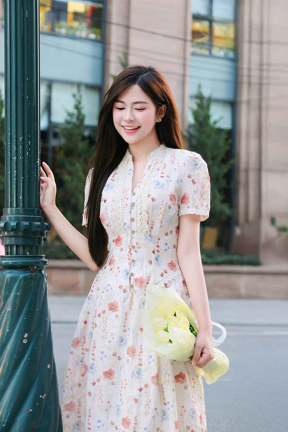 Đầm xòe họa tiết hoa phối ren dọc cổ