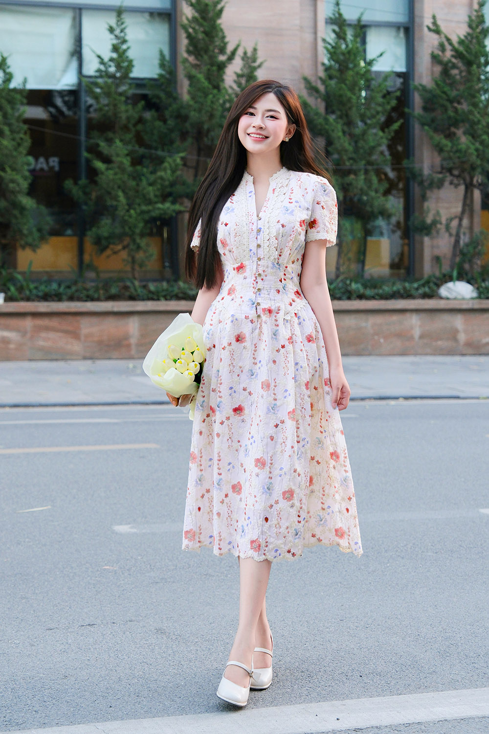 Đầm xòe họa tiết hoa phối ren dọc cổ