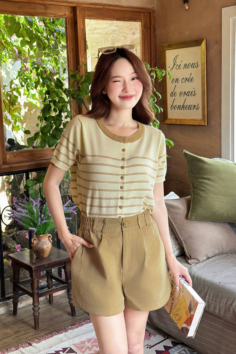 Áo len dệt kim màu kem phối sọc nâu