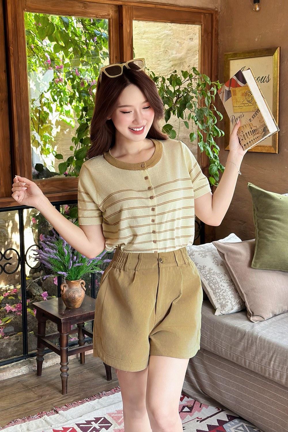 Áo len dệt kim màu kem phối sọc nâu