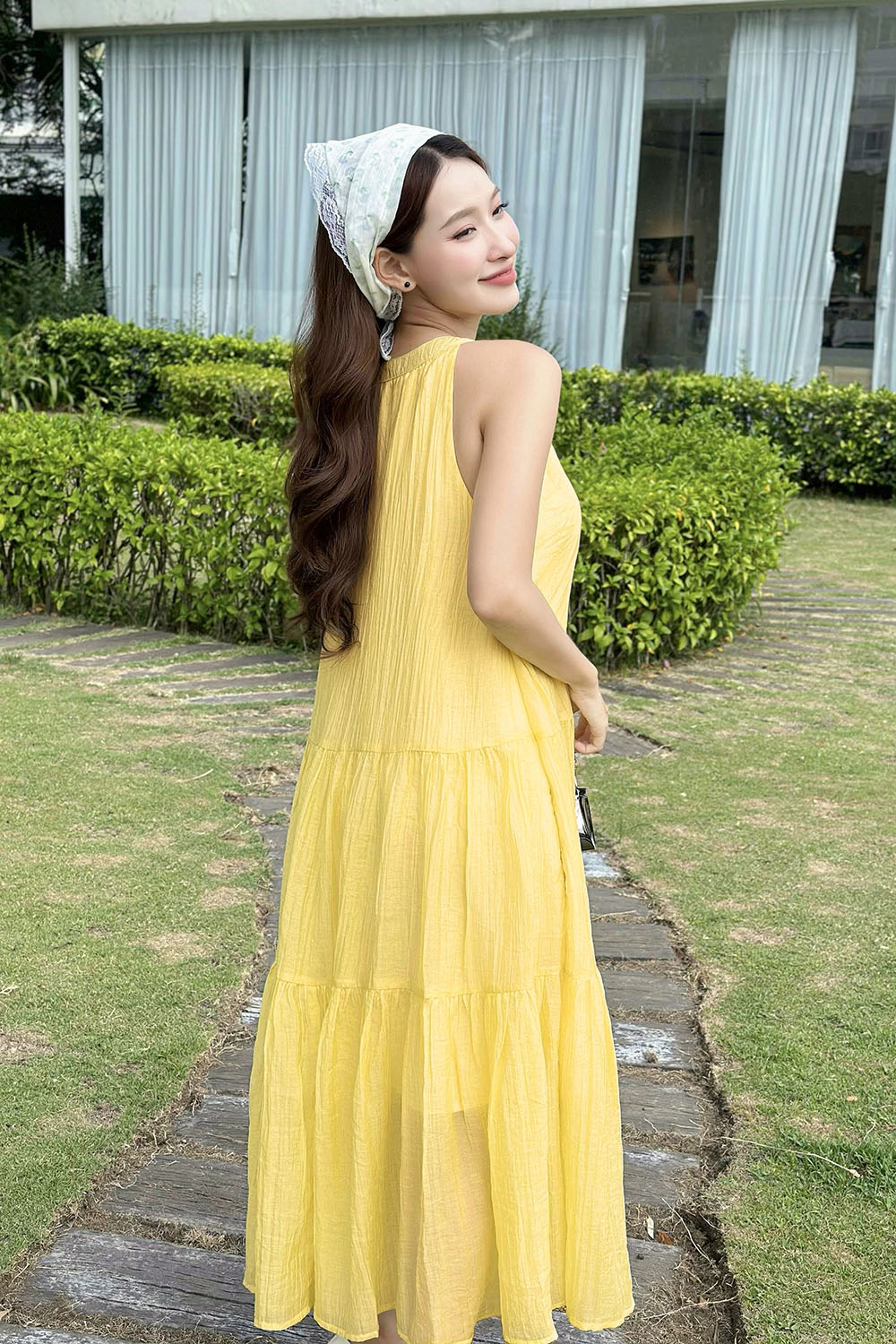 Đầm maxi vàng cổ yếm dáng suông