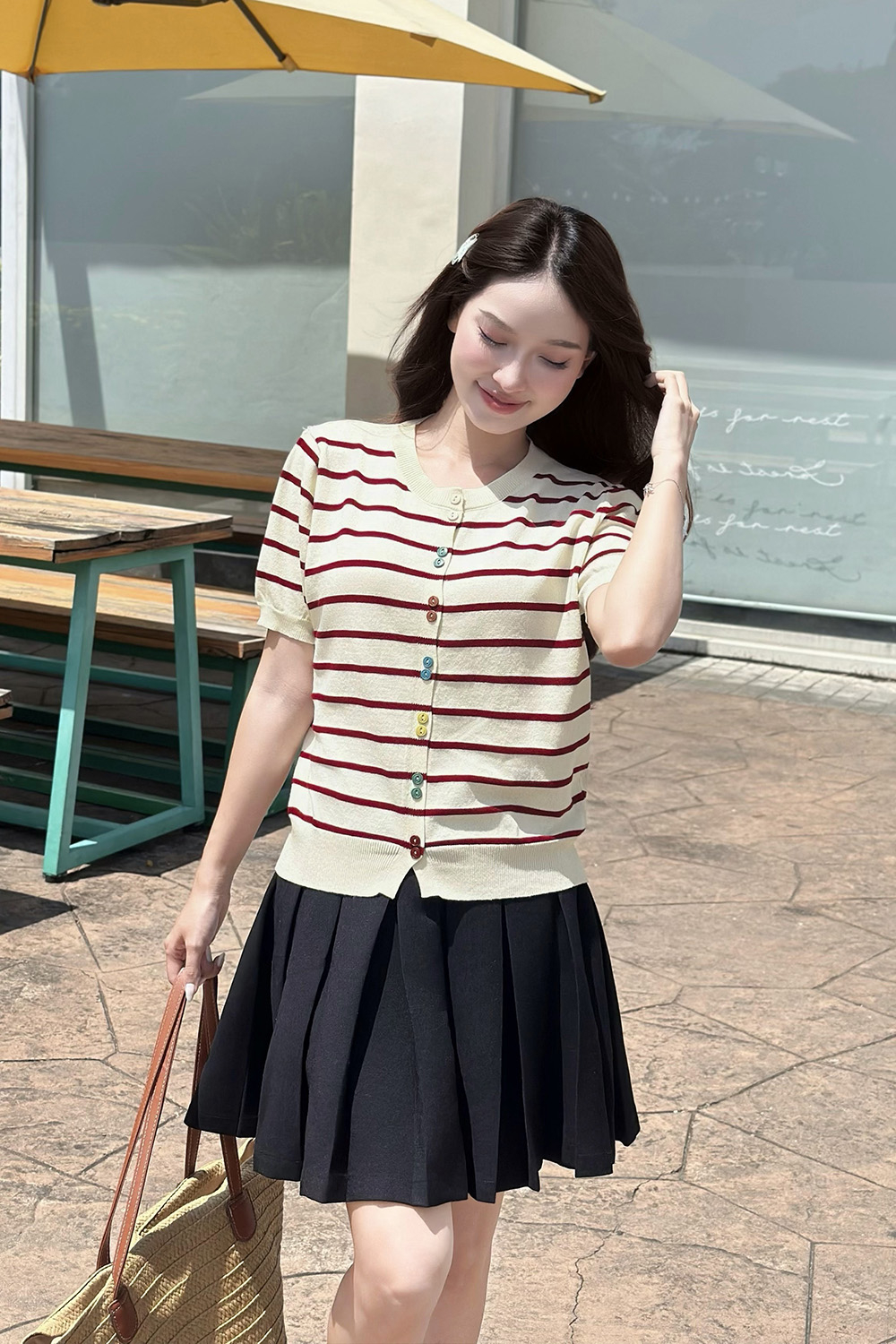 Áo len dệt kim nữ màu kem sọc đỏ