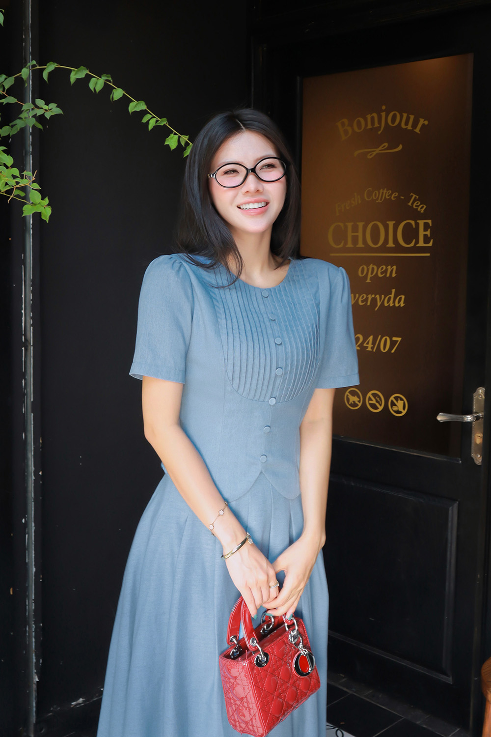 Áo kiểu dáng ngắn xếp ly phối nút bọc