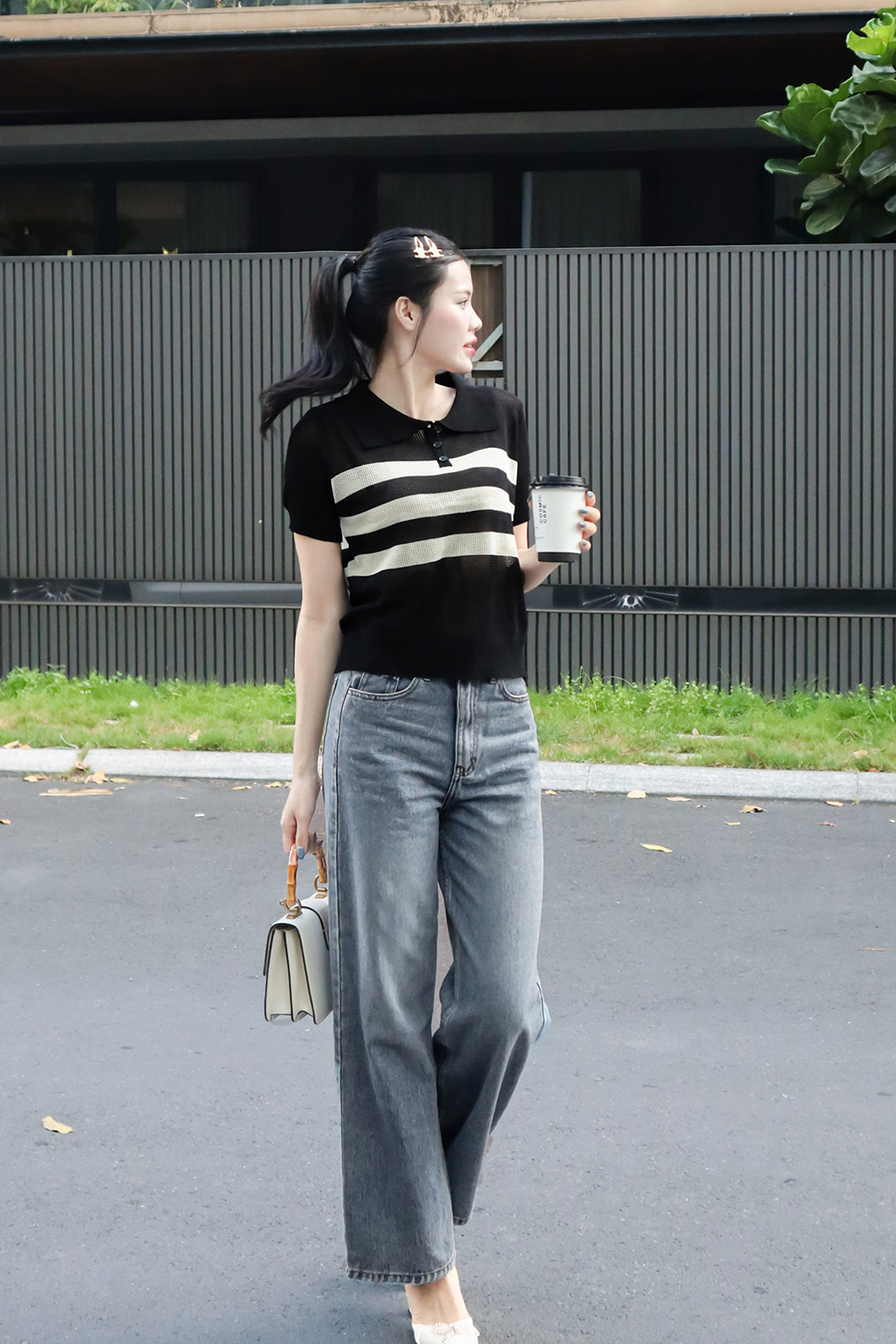 Áo polo dệt kim nữ màu đen sọc kem