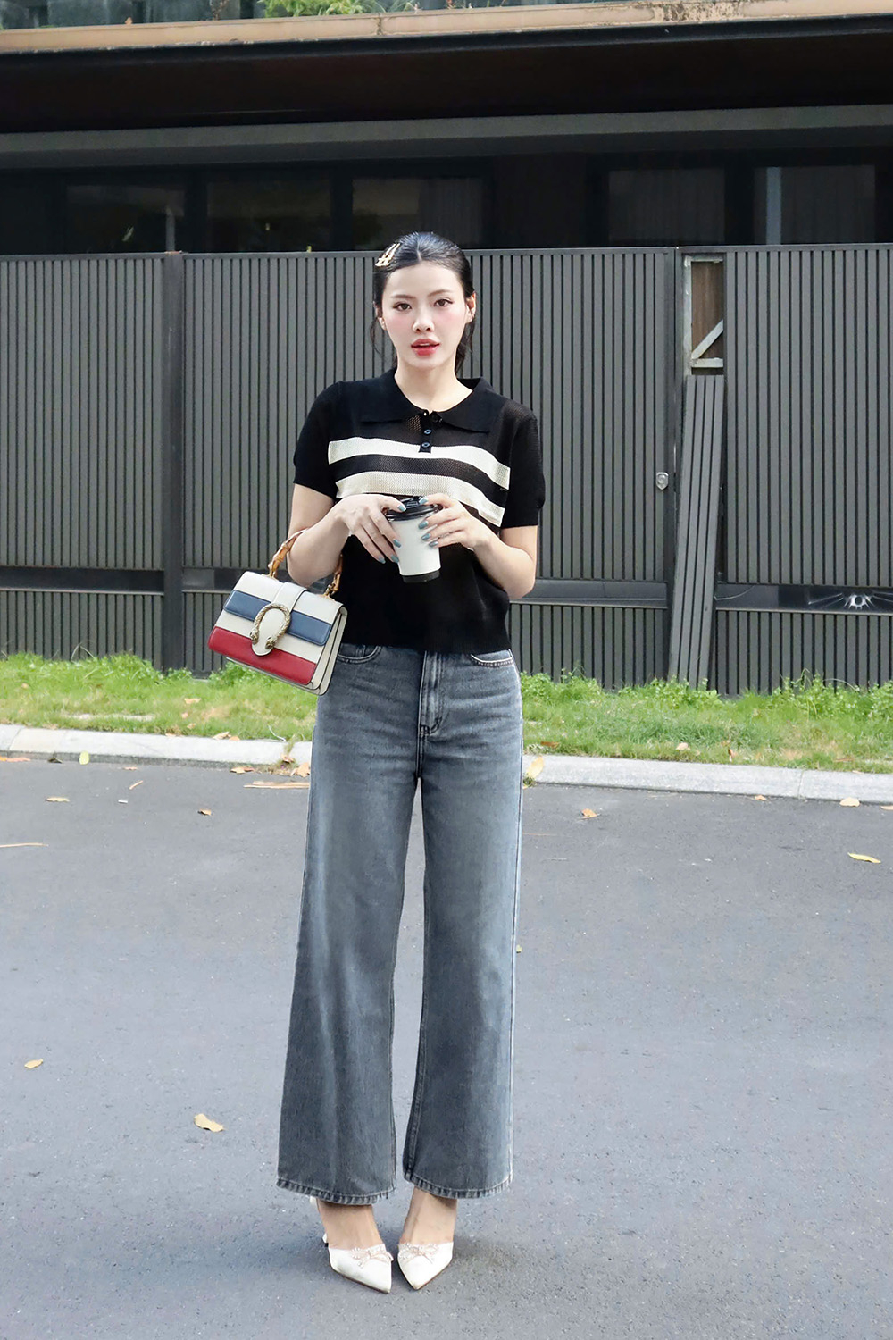 Áo polo dệt kim nữ màu đen sọc kem