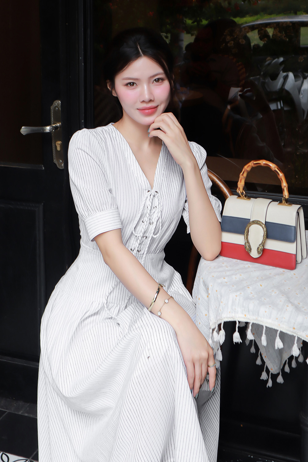 Đầm xòe linen trắng kẻ sọc cổ phối nơ