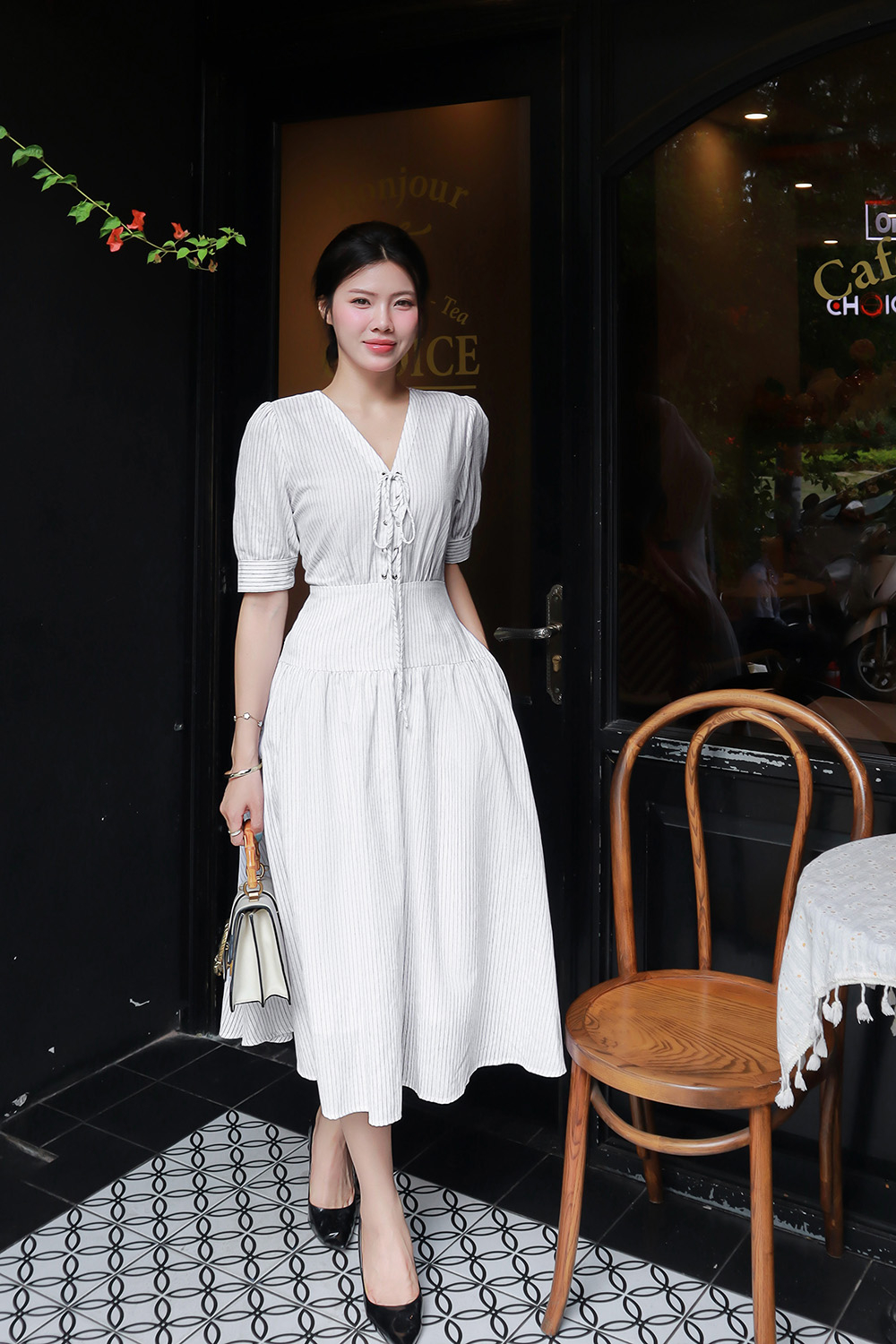 Đầm xòe linen trắng kẻ sọc cổ phối nơ