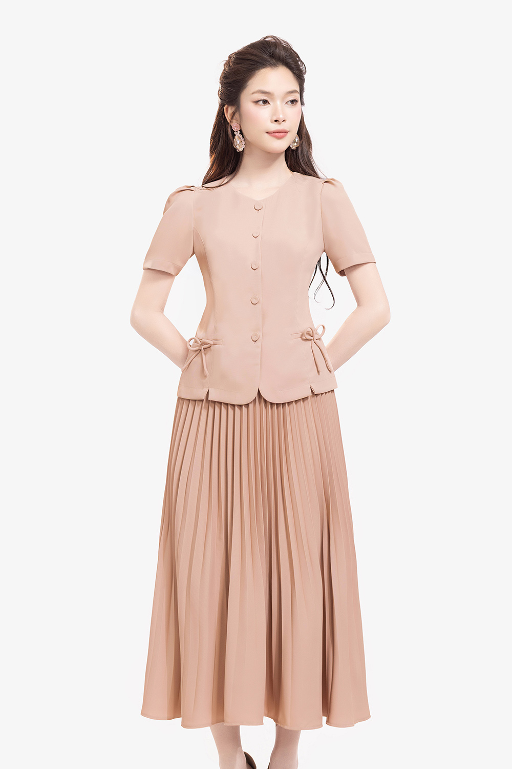 Áo kiểu nữ màu hồng cổ tròn đính nơ