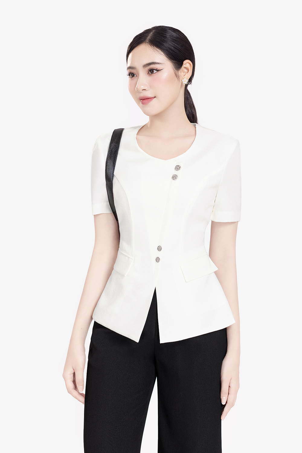 Áo trắng kiểu công sở phối túi