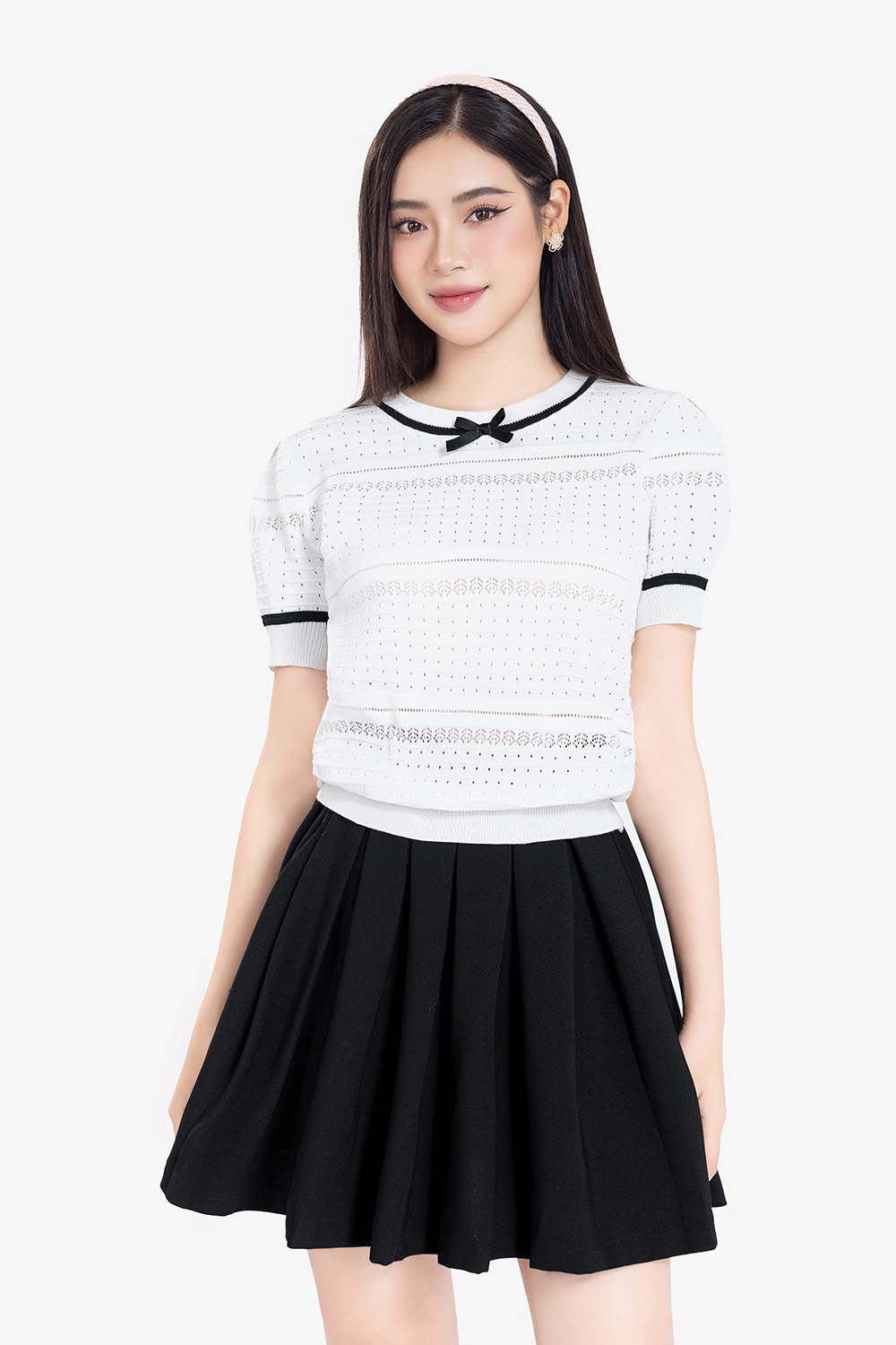 Áo len dệt kim trắng phối viền cổ đen