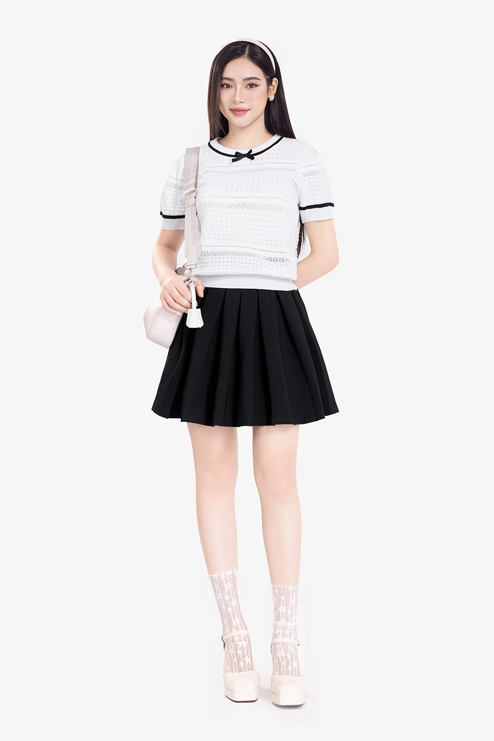 Áo len dệt kim trắng phối viền cổ đen