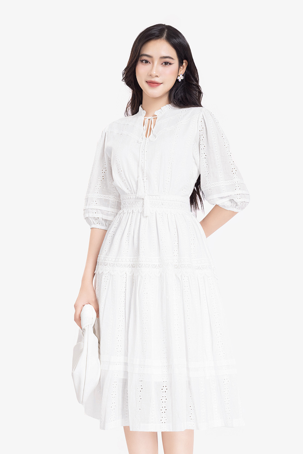 Đầm trắng xô thêu dáng xòe dài