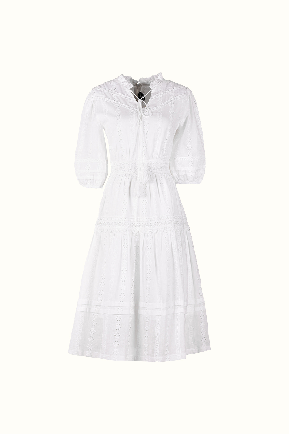 Đầm trắng xô thêu dáng xòe dài