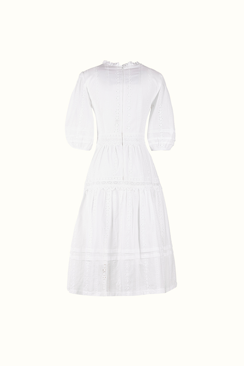 Đầm trắng xô thêu dáng xòe dài