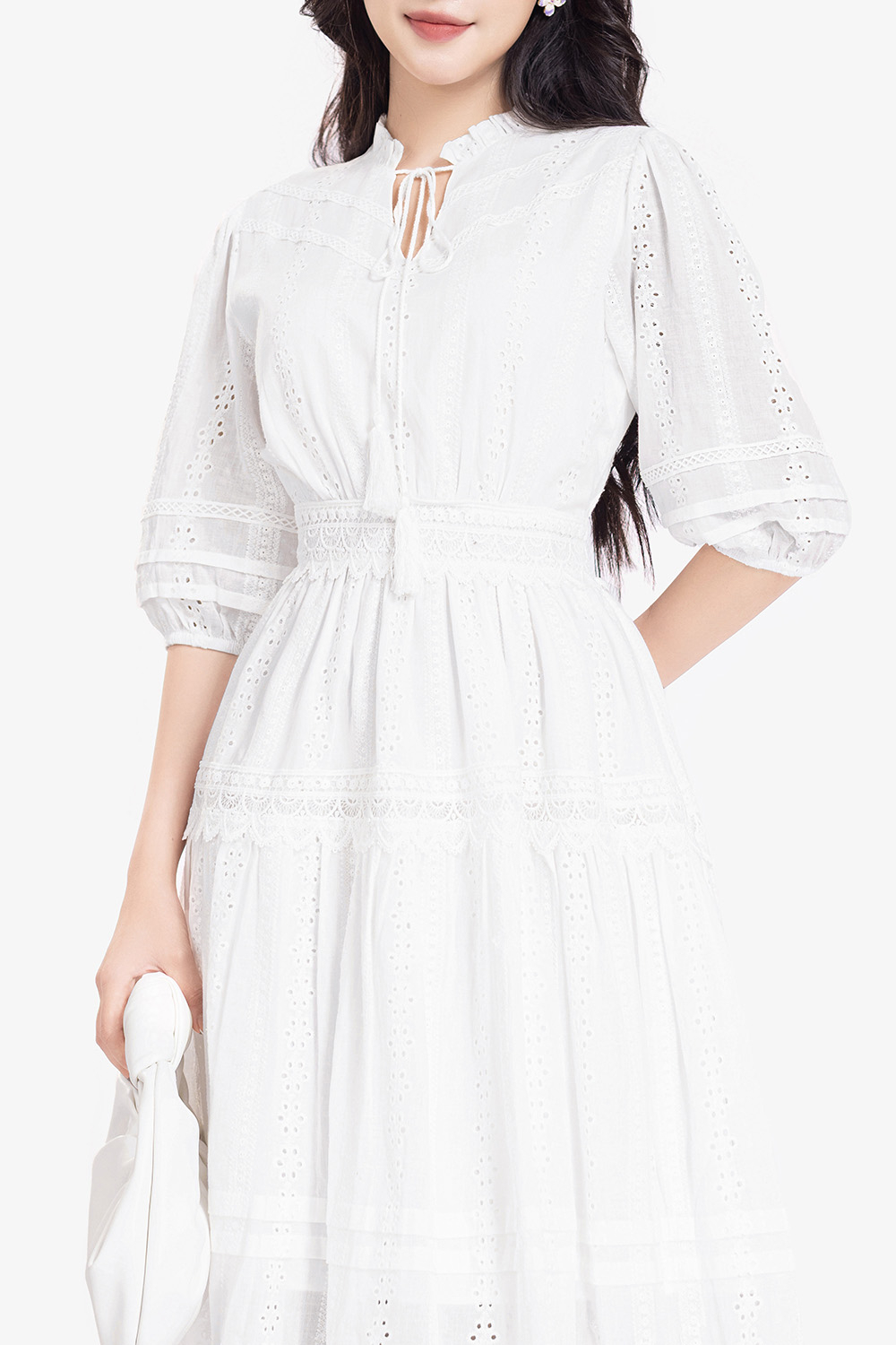 Đầm trắng xô thêu dáng xòe dài