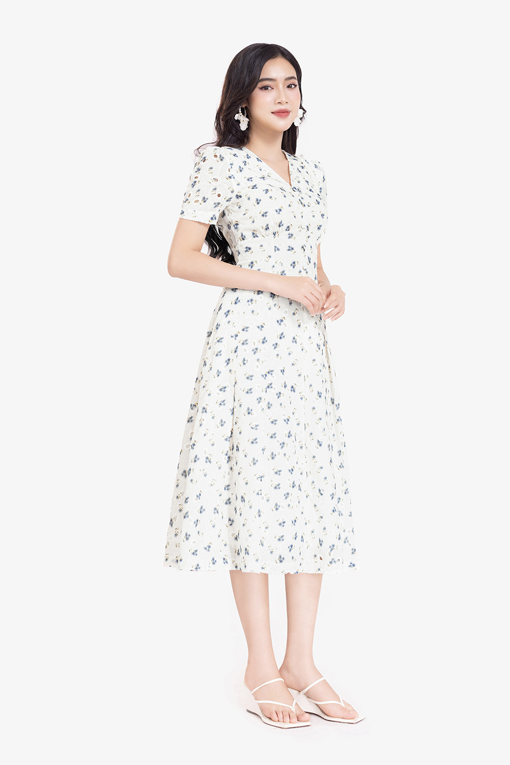 Đầm trắng hoa xanh dáng xòe