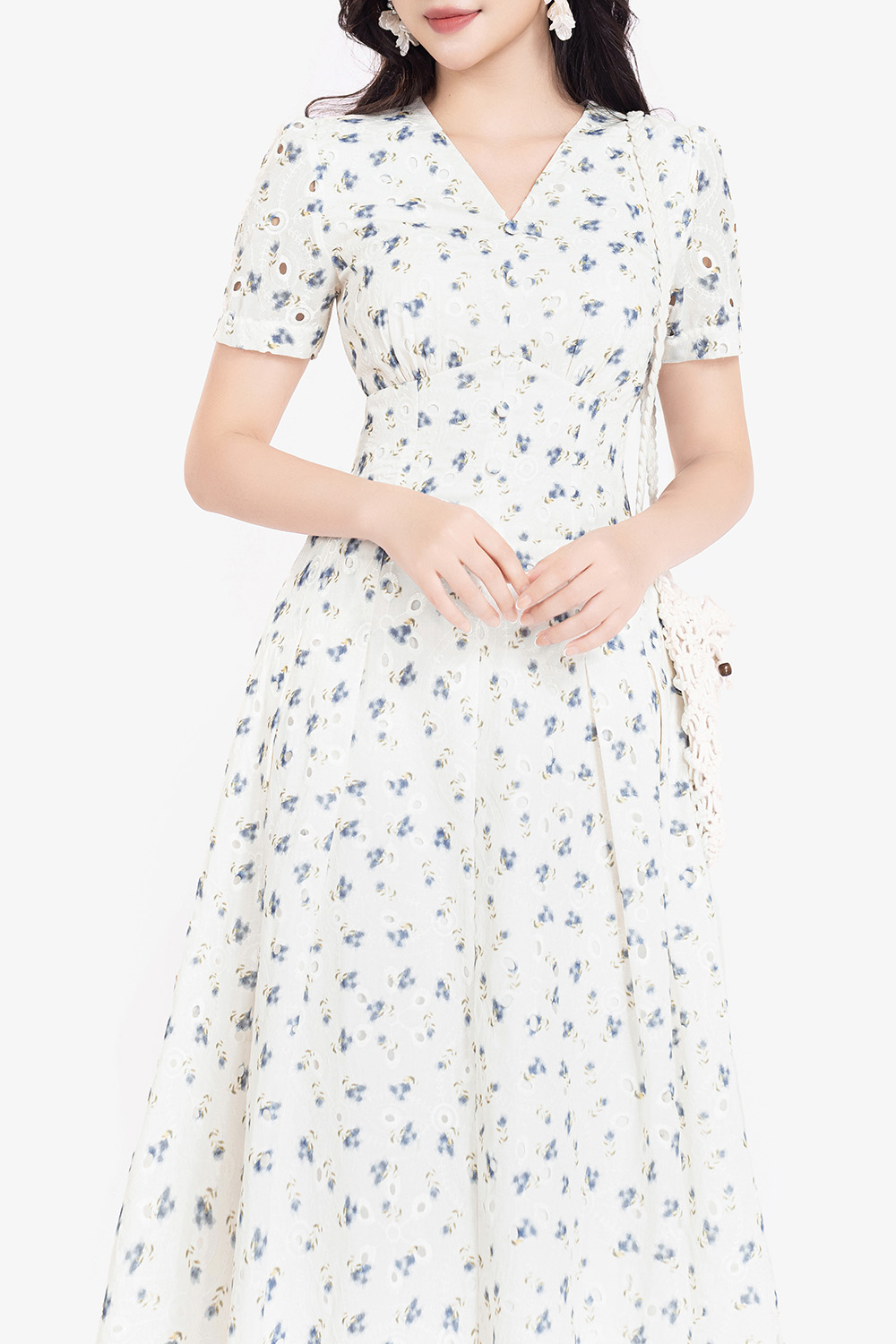 Đầm trắng hoa xanh dáng xòe