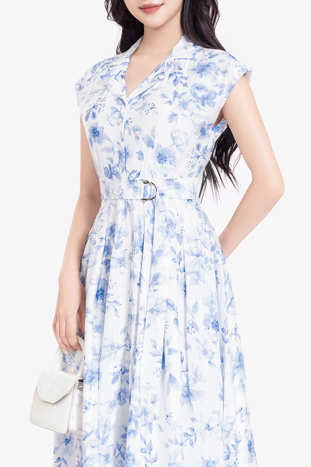 Đầm trắng hoa xanh dáng dài phối thắt eo