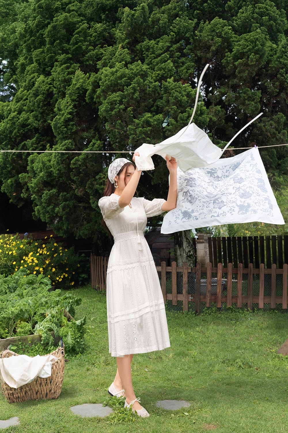 Đầm trắng xô thêu dáng xòe dài