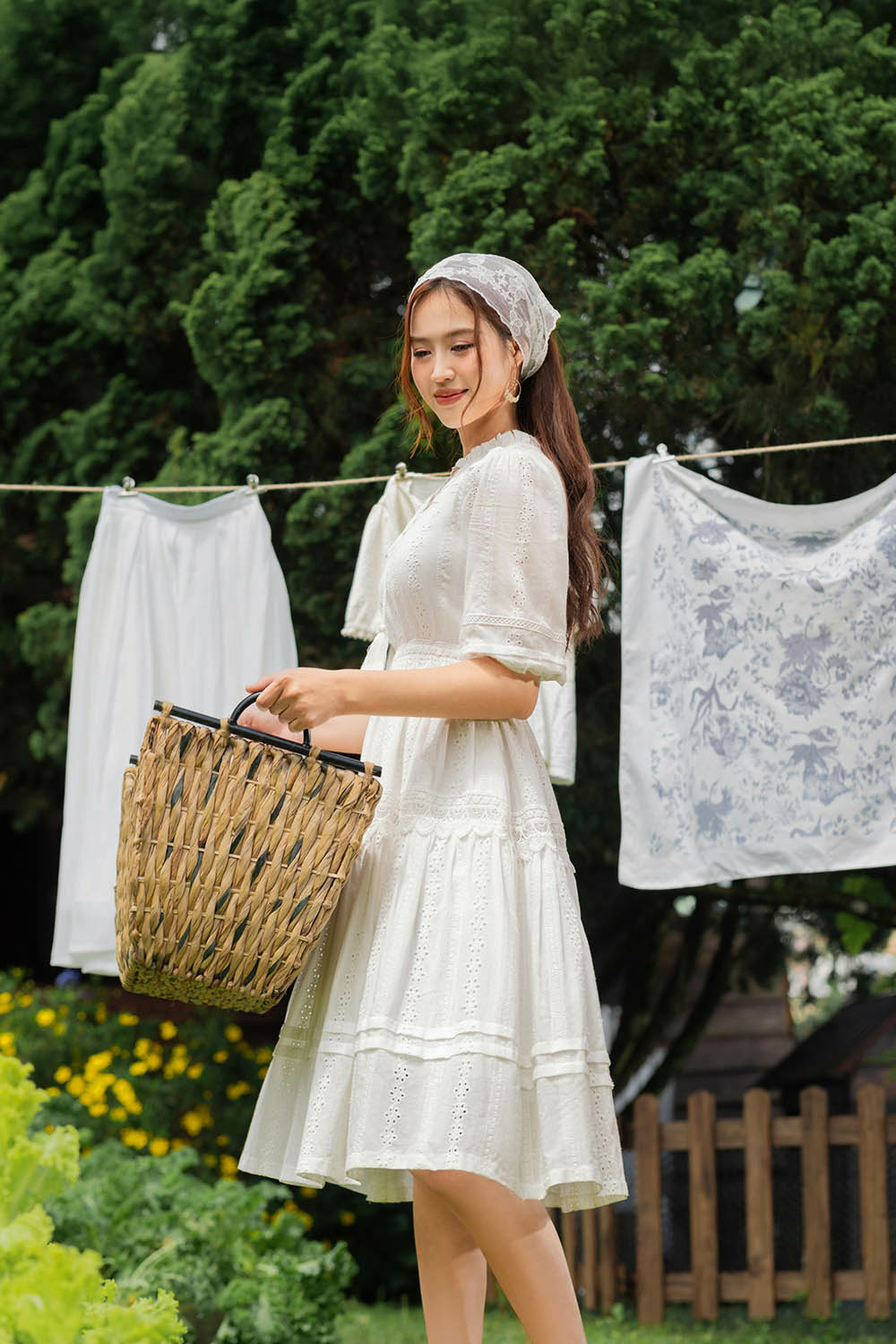 Đầm trắng xô thêu dáng xòe dài