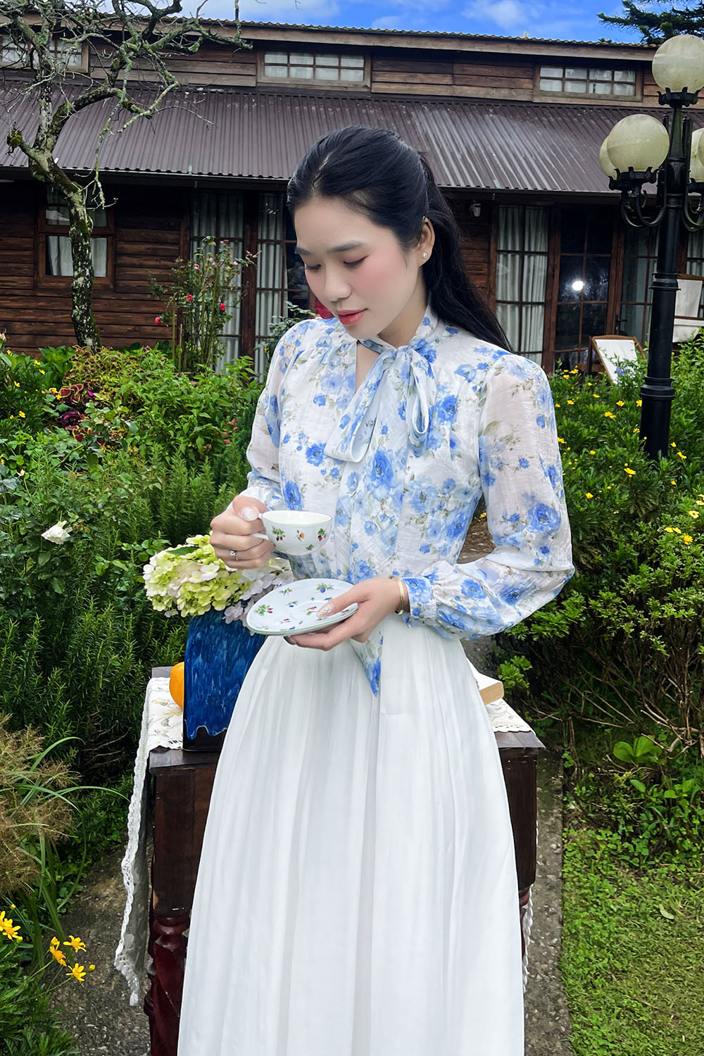 Áo kiểu họa tiết hoa cổ phối nơ