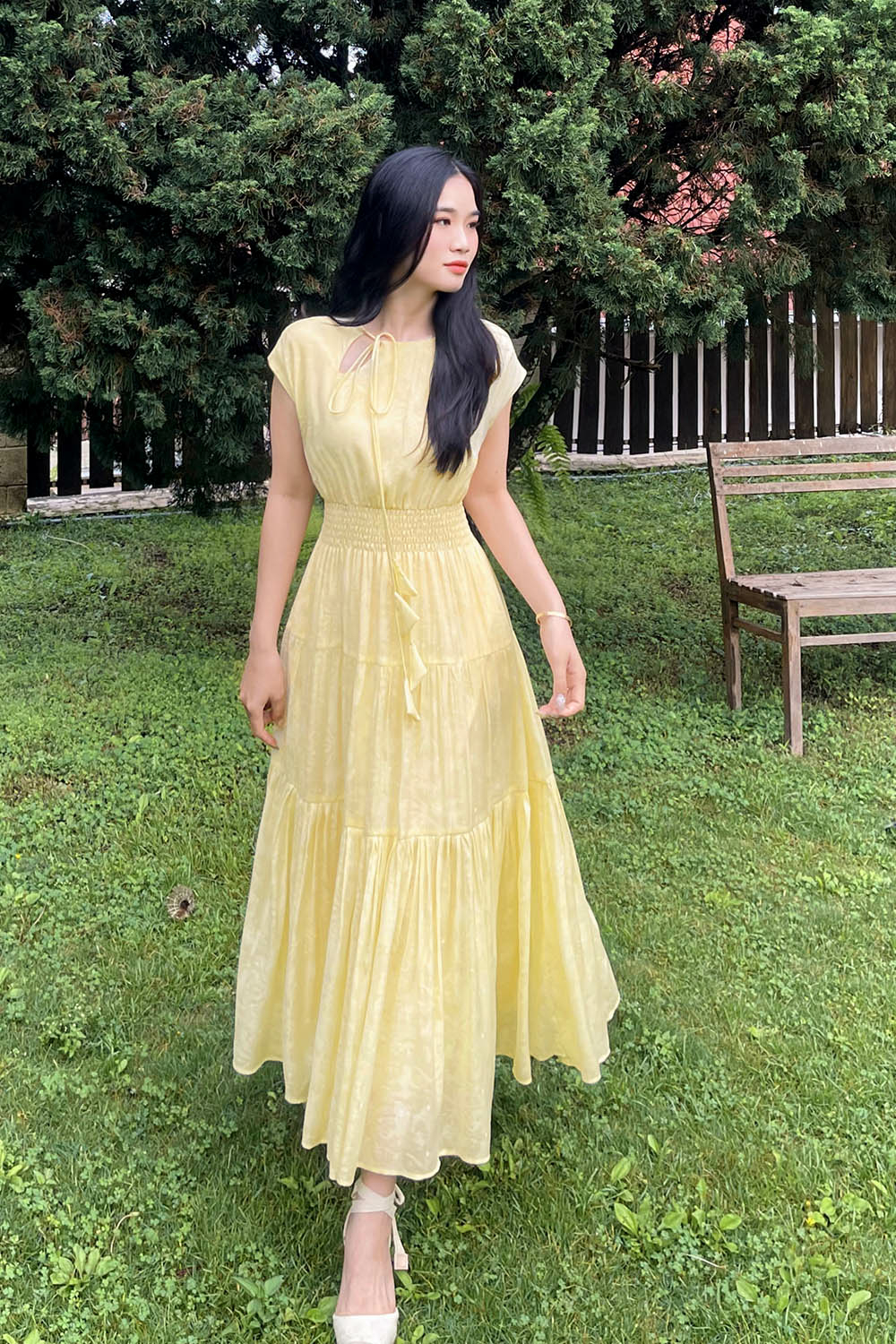 Đầm vàng dáng xòe dài eo bo chun