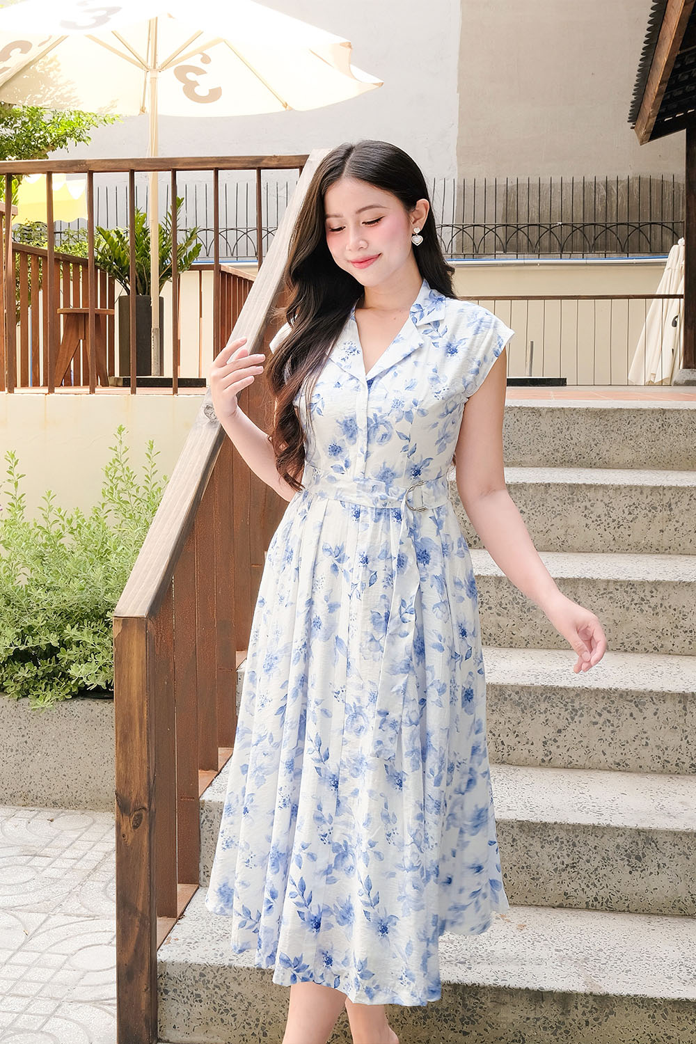 Đầm trắng hoa xanh dáng dài phối thắt eo