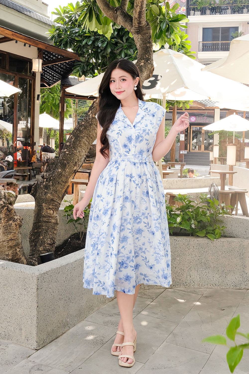 Đầm trắng hoa xanh dáng dài phối thắt eo