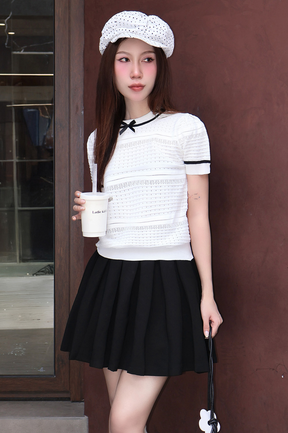 Áo len dệt kim trắng phối viền cổ đen