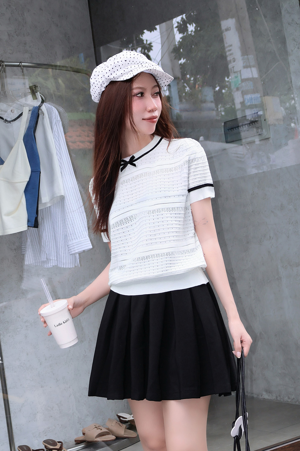 Áo len dệt kim trắng phối viền cổ đen ASM26-08