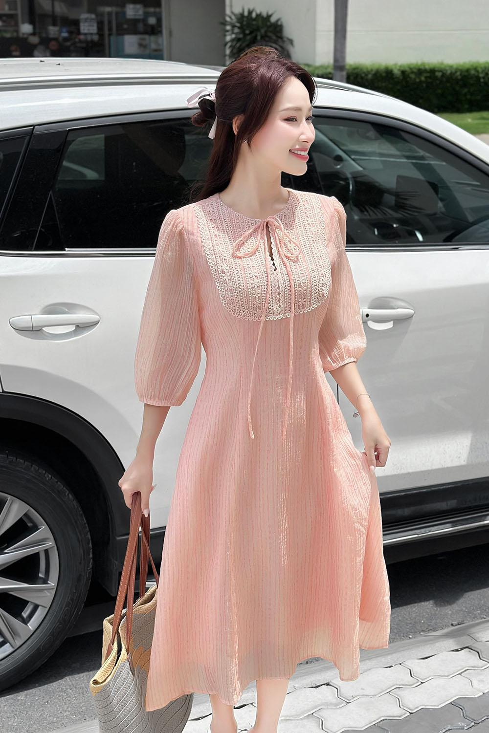 Đầm xòe hồng cổ thắt nơ phối ren