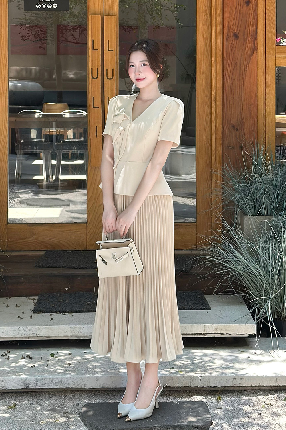 Áo kiểu công sở nữ cổ V đính hoa ASM24-21