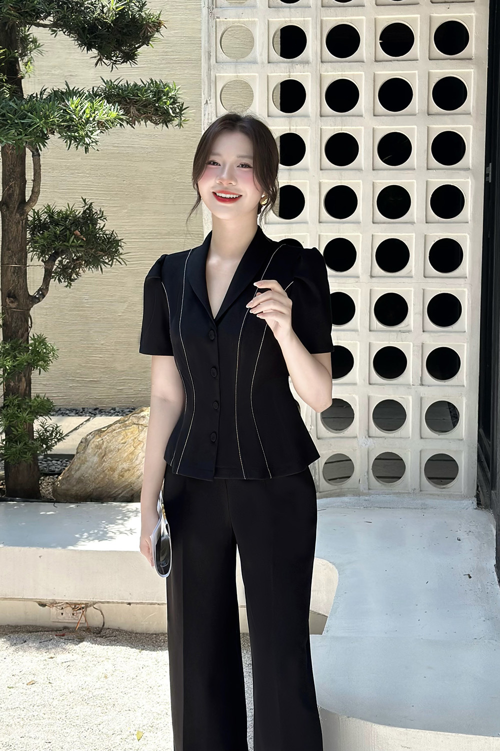 Áo kiểu nữ màu đen phối viền chỉ