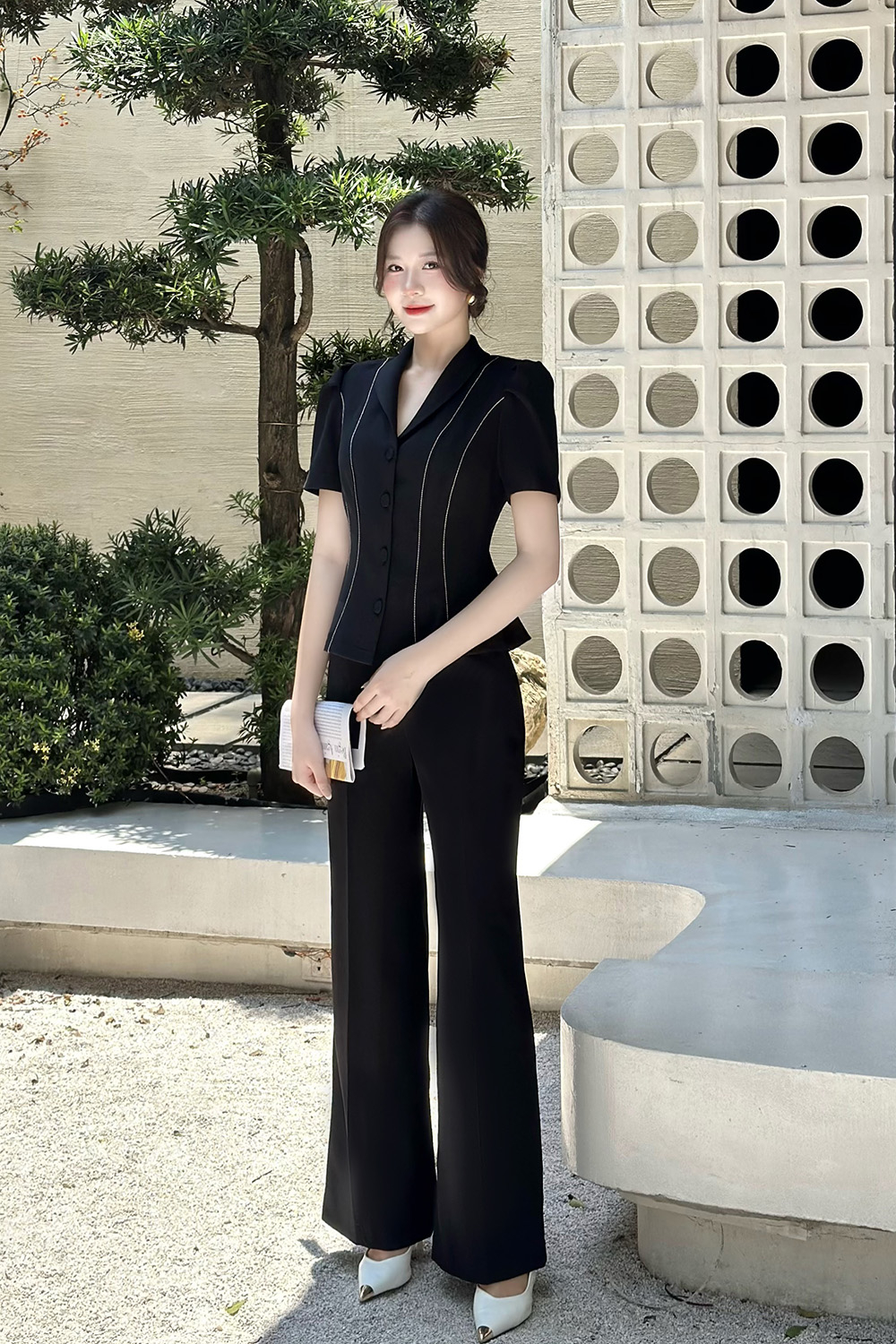 Áo kiểu nữ màu đen phối viền chỉ