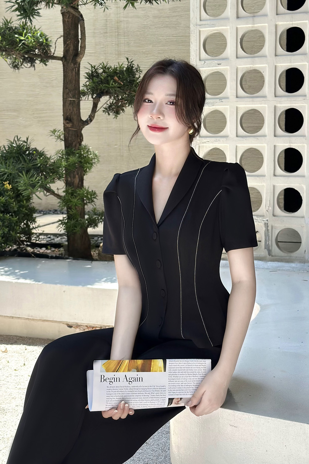 Áo kiểu nữ màu đen phối viền chỉ