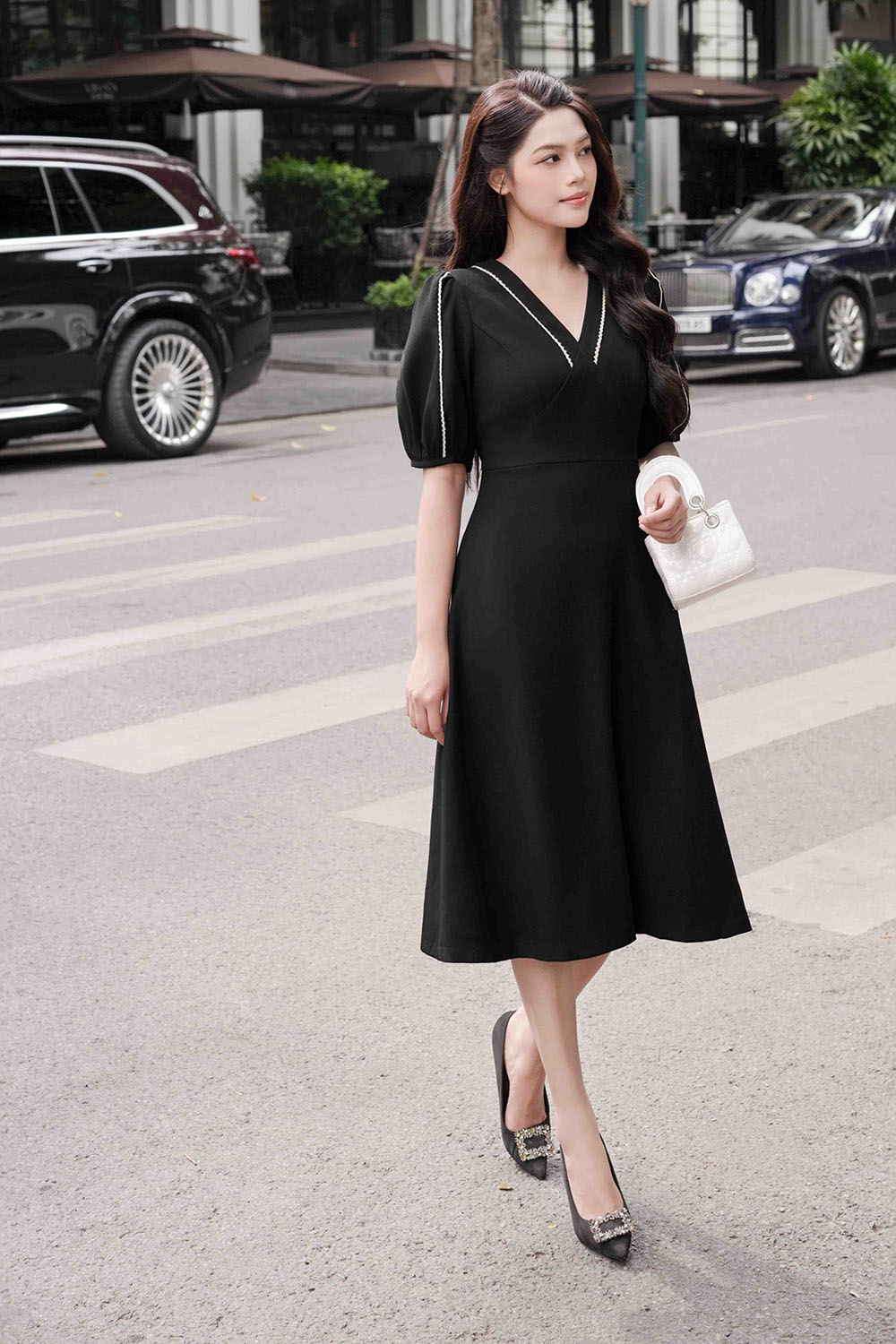 Đầm đen dáng chữ A cổ V phối ren KK176-25