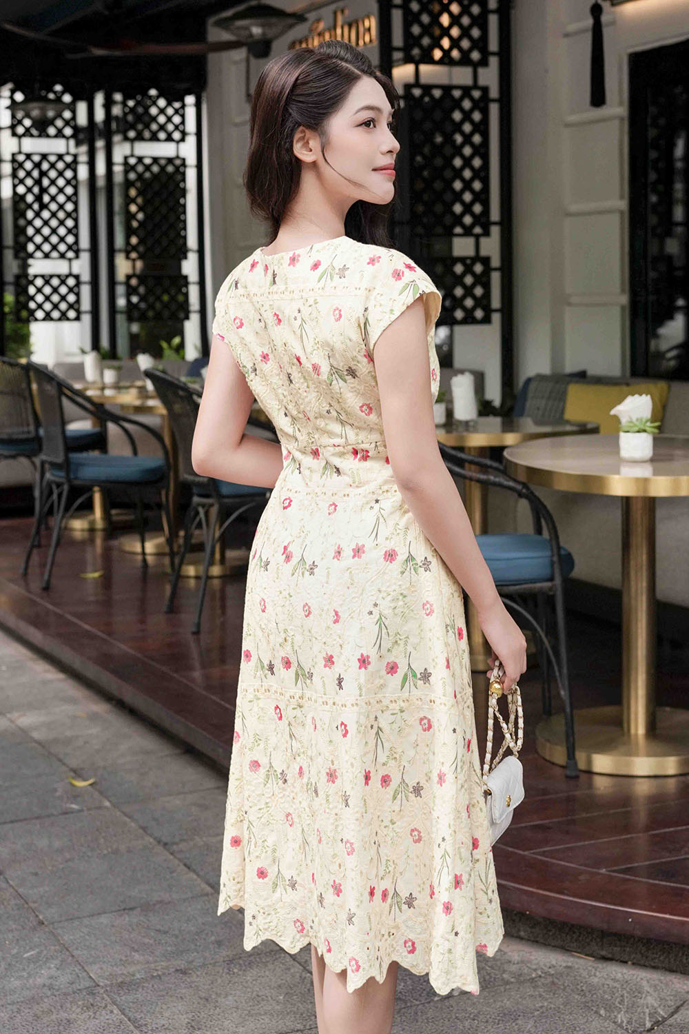 Đầm hoa cổ V dáng xòe