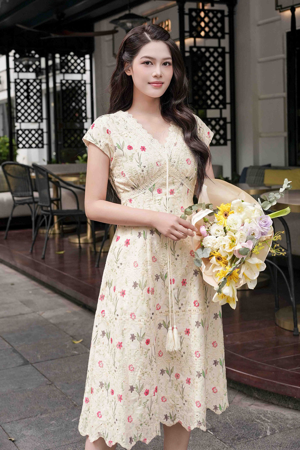 Đầm hoa cổ V dáng xòe