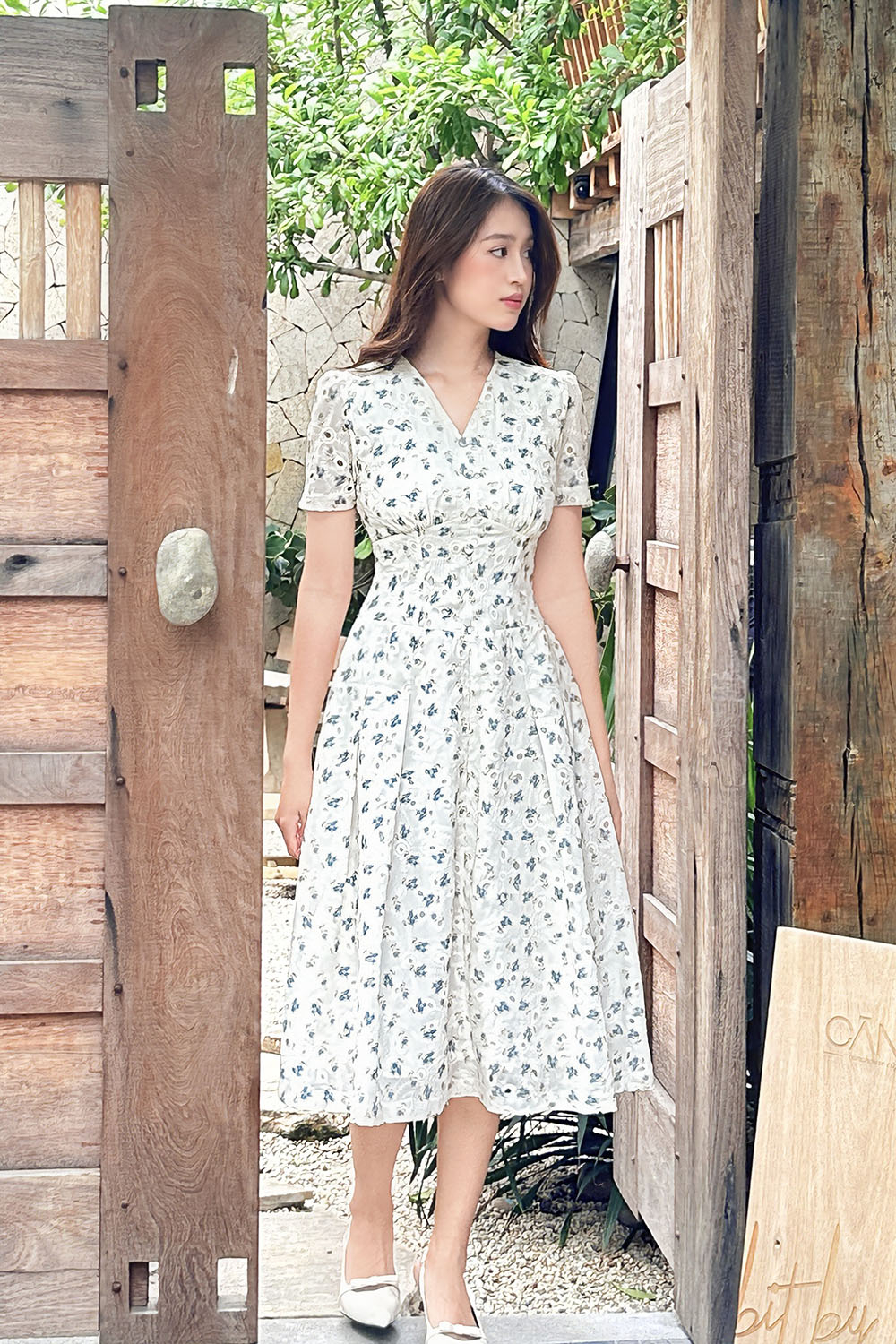 Đầm trắng hoa xanh dáng xòe