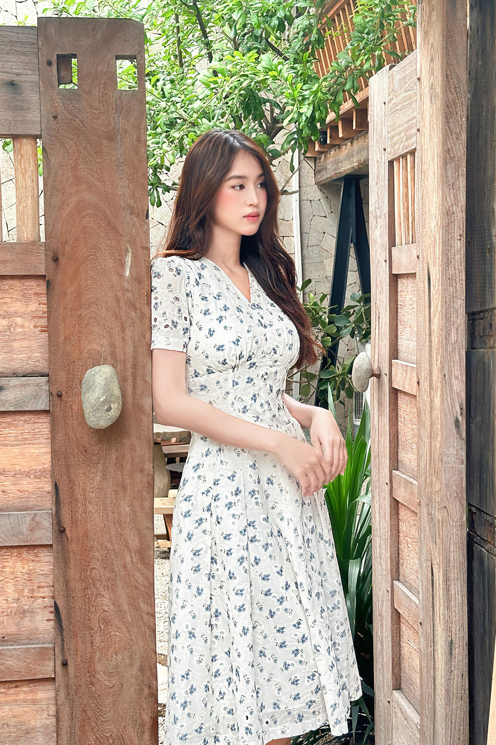 Đầm trắng hoa xanh dáng xòe